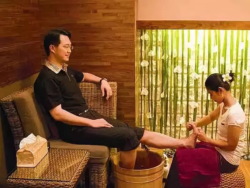 故事叙述类：从一位办公室白领的日常出发，探寻如何在忙碌中找到健康的平衡。